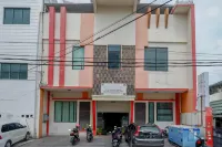 RedDoorz Near Monumen Habibi Ainun Hotel a Tiro Sompe
