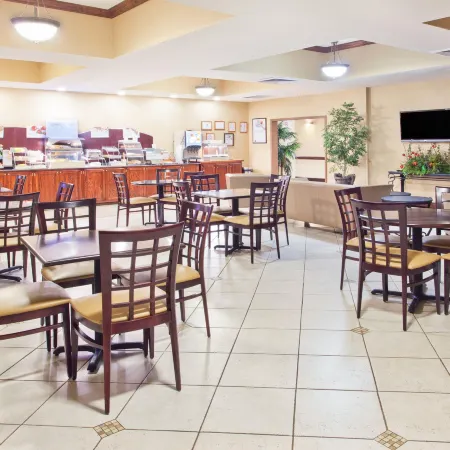 Holiday Inn Express & Suites Douglas by IHG