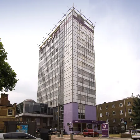Premier Inn London Hammersmith (Ravenscourt Park) Отели рядом с достопримечательностью «Станция метро Hammersmith»