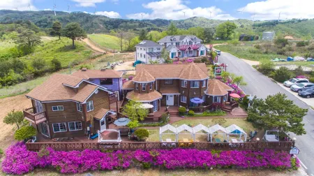 Pyeongchang Skyline Pension Отели рядом с достопримечательностью «Daegwallyeong Sheep Farm»