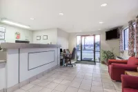 Super 8 by Wyndham Cleveland TX - Parkplatz