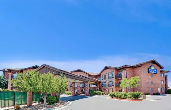 佩奇/鮑威爾湖戴斯套房酒店