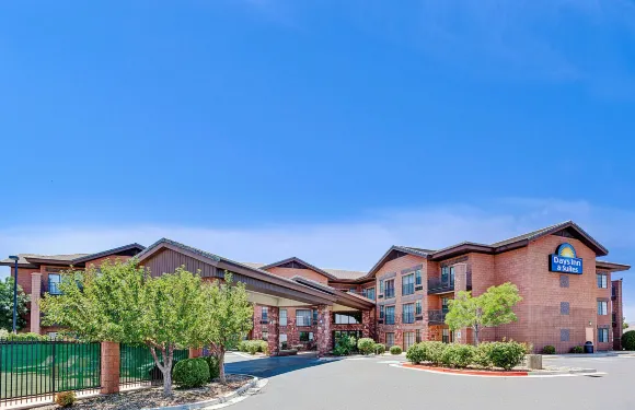 佩奇/鮑威爾湖戴斯套房酒店