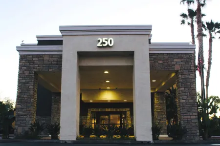 Best Western Plus Arrowhead Hotel Отели в г. Колтон