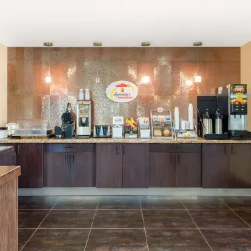 Super 8 by Wyndham Dilley TX