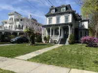 1 Br Private Victorian Apt in Convenient City Location on Half Acre Sleeps 4