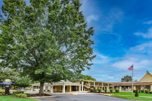 Days Inn & Suites by Wyndham Williamsburg Colonial