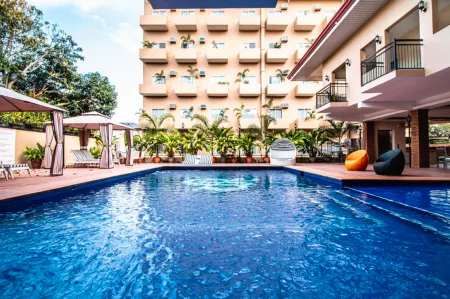 Sierra Hotel Отели рядом с достопримечательностью «Sisters of St Paul of Chartres Monument»