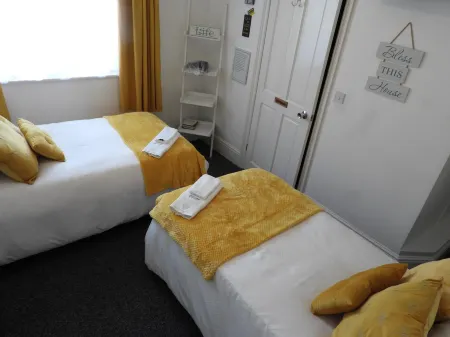 Kings Arms Hotel Отели в г. Holsworthy