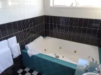 Hermitage Motor Inn - Hot Tub