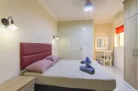 Merill Pool and Sea, Charming Apart 2