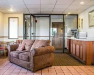 Econo Lodge Traverse City South - parking