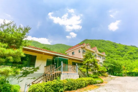 Yangsan Supsogui Hayanjip Pension Hotels near Tongdosa Temple
