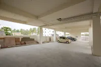Ponnis Hotel - parking