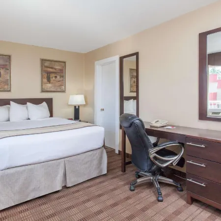 Econo Lodge Inn & Suites