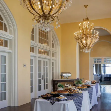 Grand Galvez Resort, Autograph Collection Отели рядом с достопримечательностью «Ист-Бич»