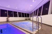 Mercure Melbourne Caroline Springs - Private Pools