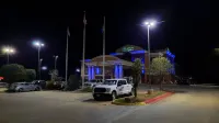 Holiday Inn Express & Suites ENID-HWY 412 by IHG - parking