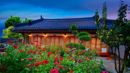 Jeonju Hanok Midam Отели рядом с достопримечательностью «Hanbyeokdang Pavillion»