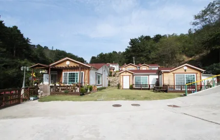 Youngduk Badagongwon Pension Отели рядом с достопримечательностью «Yeongdeok Wind Power Complex»