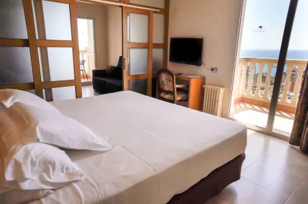 Hotel Alba Seleqtta Отели рядом с достопримечательностью «Hiper Garden Center Sa Bòvila»