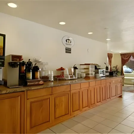 Super 8 by Wyndham Bernalillo