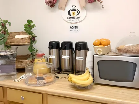 Super 8 by Wyndham Charlotte/Amusement Park Area Отели рядом с достопримечательностью «Rivergate»