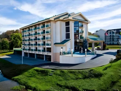 Pigeon River Inn Hotels near RainForest Adventures Zoo
