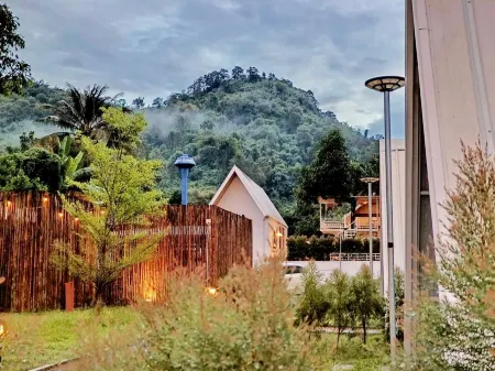 Naikhao Cafe and Resort Отели рядом с достопримечательностью «Wat Chang»