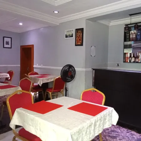 B's Hive Hotel & Suites