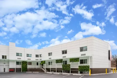 Ramada by Wyndham Bronx Hotels in der Nähe von Van Cortlandt Stadium