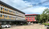 Chainat Grand Hotel. Hotels near Chainatmuni National Museum
