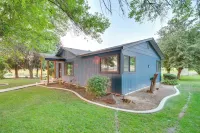 Prosser Home w/ Stunning Outdoor Space! Hotels in Prosser