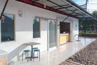 RedDoorz Syariah @ Hotel Dafiz Ananda Ujung Padang Отели в г. Mukomuko City