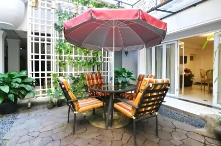 La Nostalgie Boutique Hotel Отели рядом с достопримечательностью «Bandung tour on bus (Bandros)»