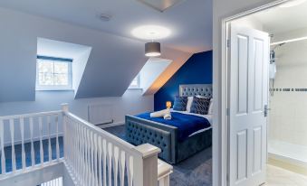Stylish 3-Bedroom House with Parking - Sleeps 6