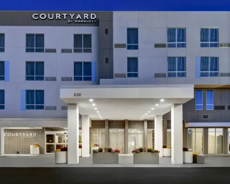 Courtyard Hamilton Hotels in Hamilton