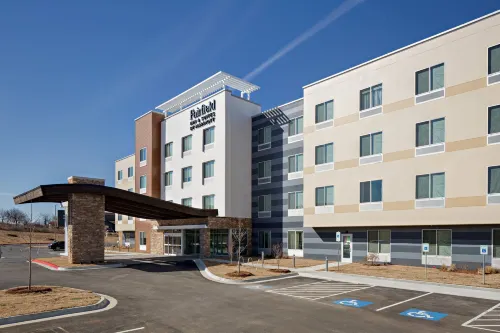 Fairfield Inn & Suites Fayetteville - Parkplatz