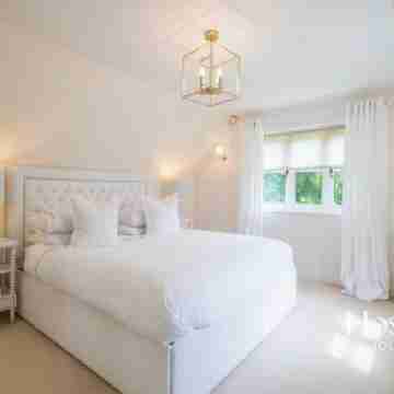Magnolia Lodge - 4 Beds Fabulous Garden Parking Rooms
