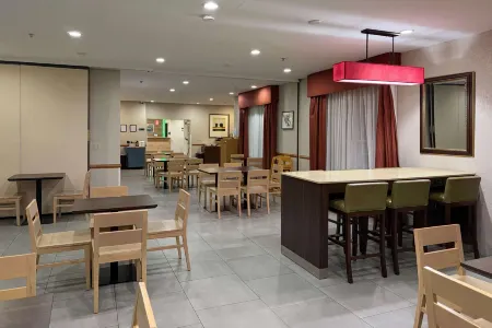 Country Inn & Suites by Radisson, Elgin, IL Отели рядом с достопримечательностью «Wing Park»