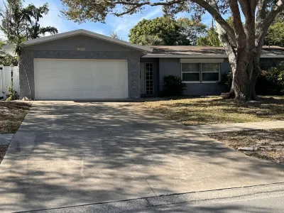 Largo Home close to Pinellas Trail and Clearwater Beach Lake Villa Park附近的飯店