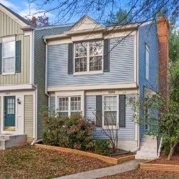 Luxurious home with golf course view, deck, grill, Peloton! King size bed.