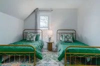 4 BR Serene Home Nestled Amongst the Canopy of Majestic Trees