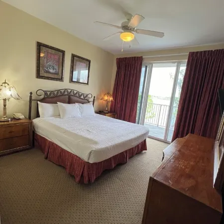 Peaceful Lakefront Resort Condo at Disneyworld! Central to Parks, Shopping, Etc!