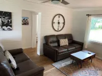 Hollywood House sits in a quiet neighborhood. Hotels in Coleman