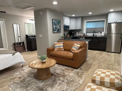 Trailhead Cottage - Half mile to PNF,  dog friendly!