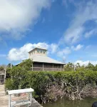 Catch n' Relax: 3BR/2BA Secluded Retreat with Private Dock & Beach Access.