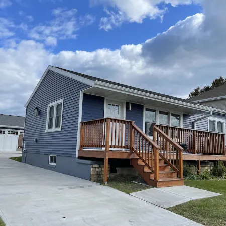 Beach House- 3 blocks to beach, Huge patio, Sauna, Fire Pit and 2 bikes! 🚲🔥🌊