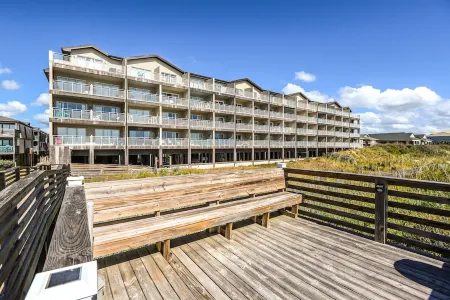 Ocean front 2 bedroom / 2 bathroom condo. Sleeps 6. Elevator/pool/grill.