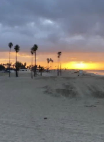 Craftsman house 500 yards to beach and short walk to many restaurants